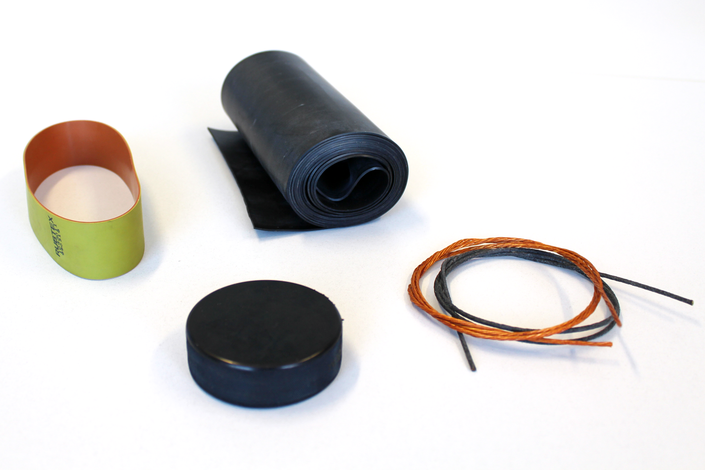 Recopilación de diferentes productos de caucho, desde discos de hockey hasta planchas de caucho y alambre revestido.