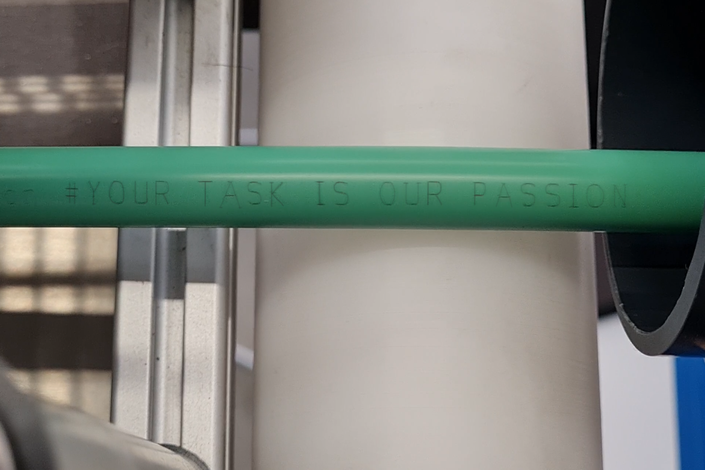 Las letras se encuentran grabadas por láser en un tubo flexible verde.