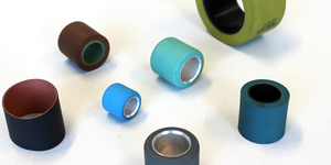 Piezas de tubos revestidos en distintos colores.