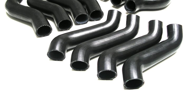 Varios tubos flexibles negros.