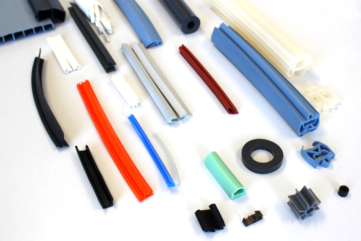 Productos de silicona en diferentes colores y formas.